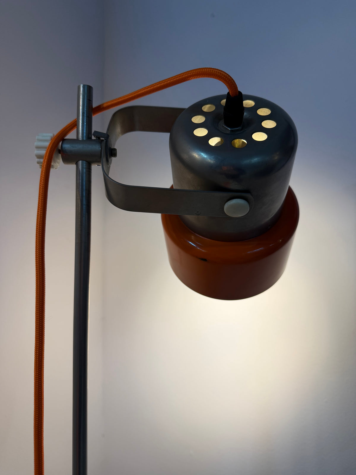 Stehlampe orange Chrom von AKA Werke