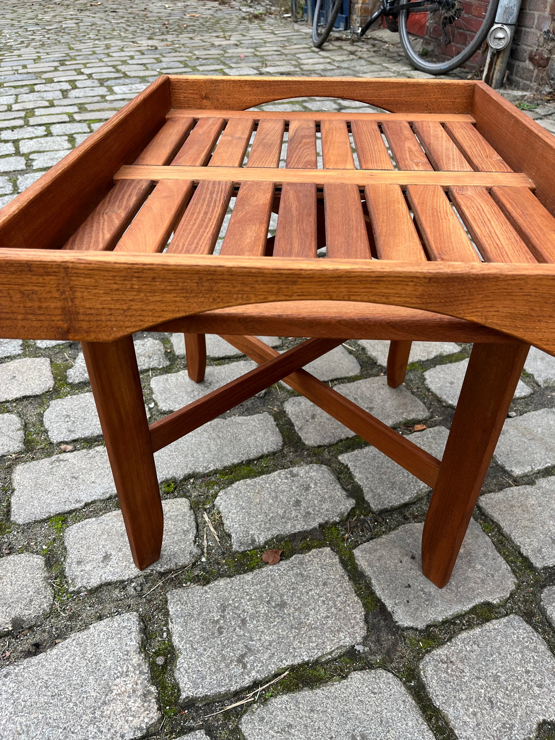 Klappbarer Beistelltisch Teak mit Tablett