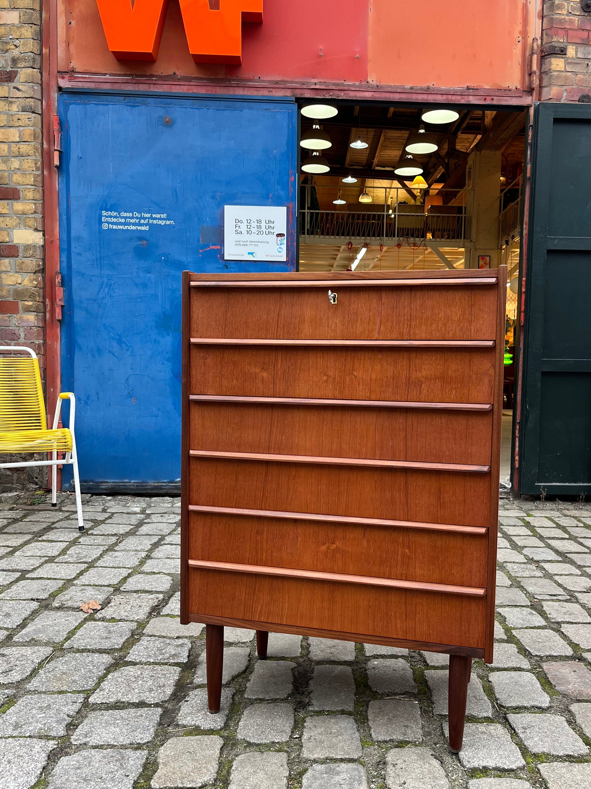 Kommode Teak mit Schloss & durchgängigen Griffen