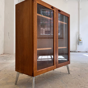 Vitrinenschrank Teak mit neuen Chromfüßen von H.W.Klein für Bramin