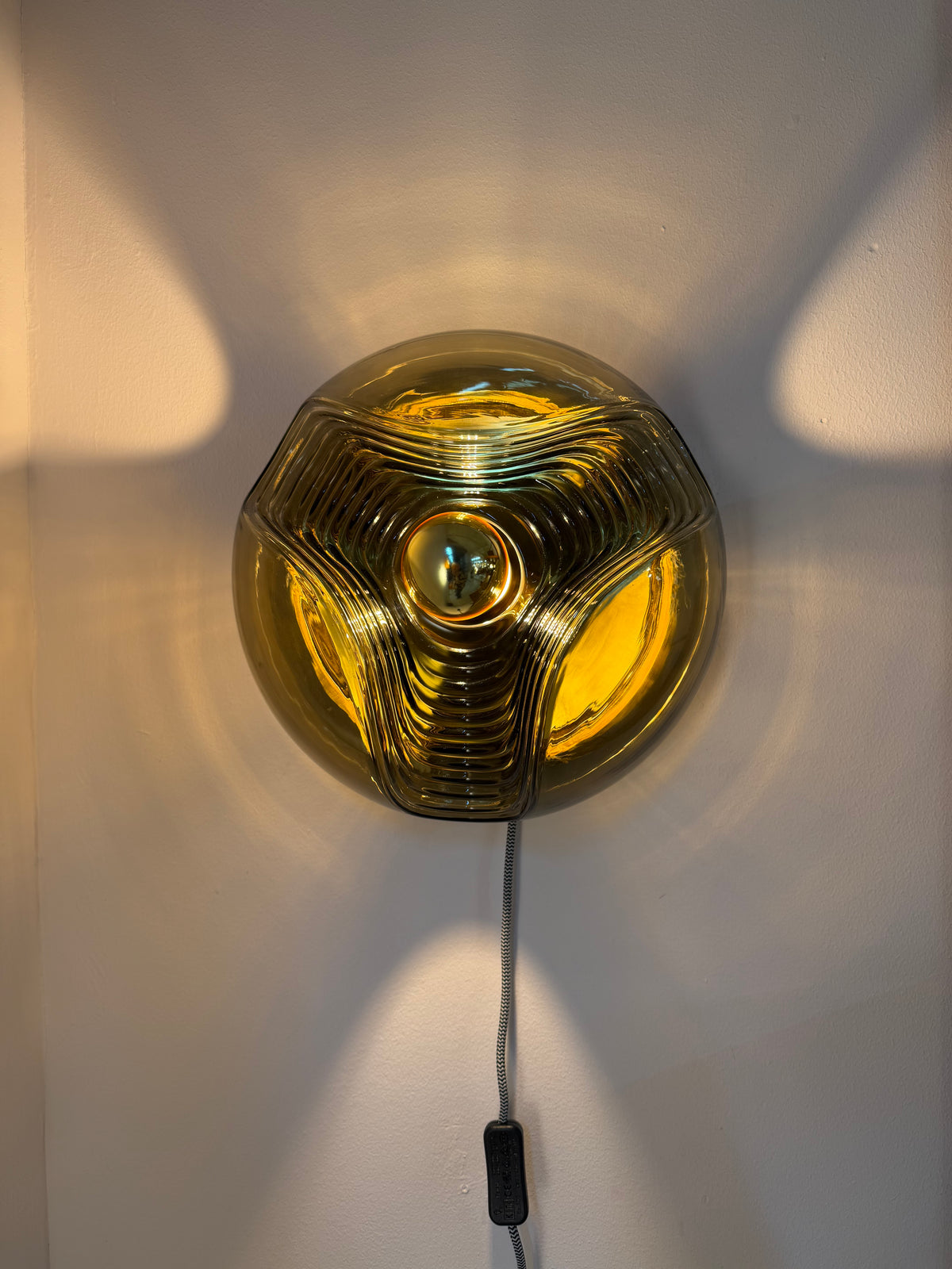 Große Wandlampe Futura Rauchglas Messing von Koch & Lowy für Peill & Putzler
