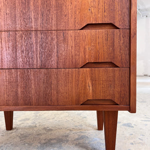 Kommode Teak mit eingelassenen Griffen aus Dänemark