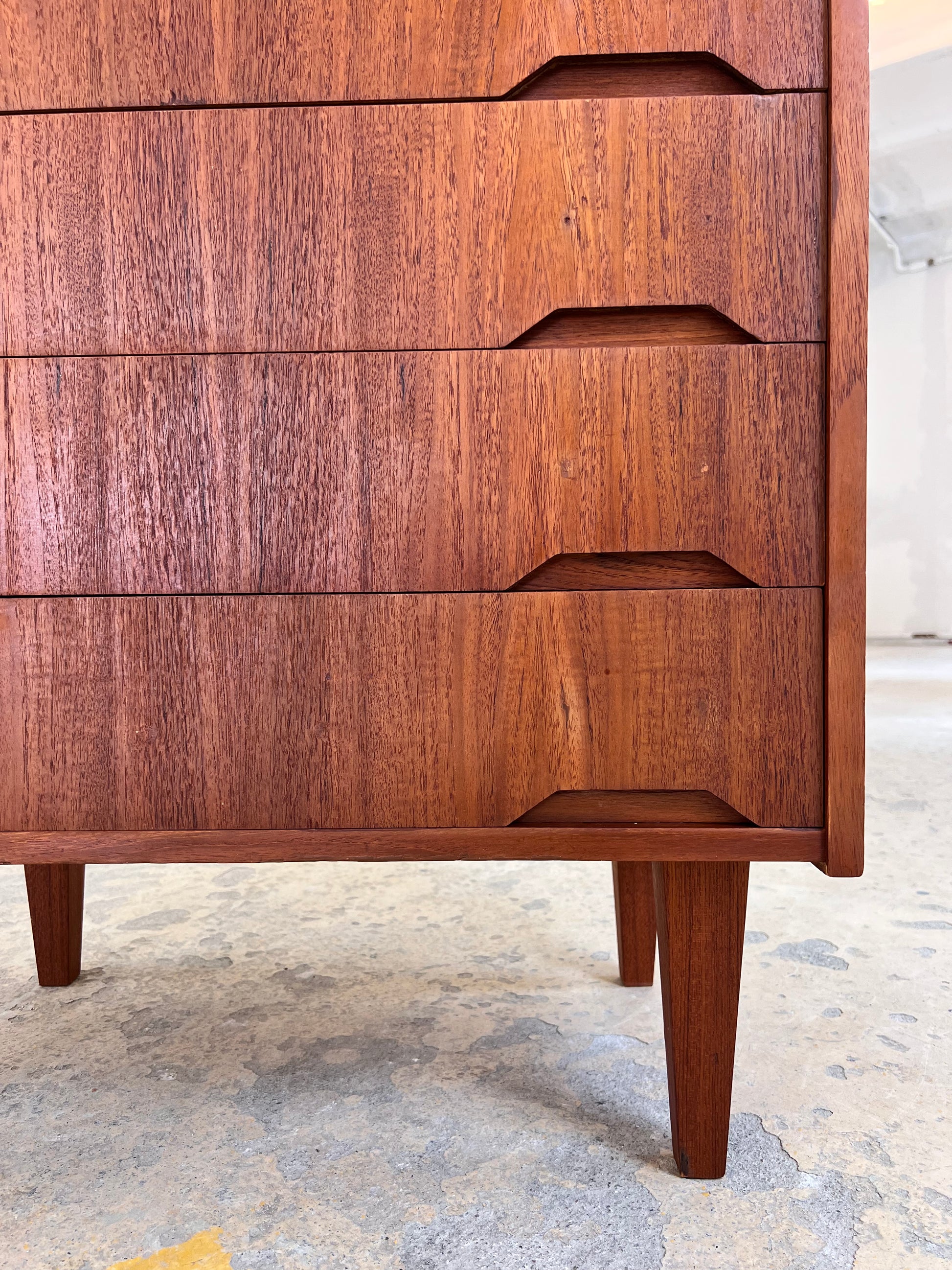 Kommode Teak mit eingelassenen Griffen aus Dänemark