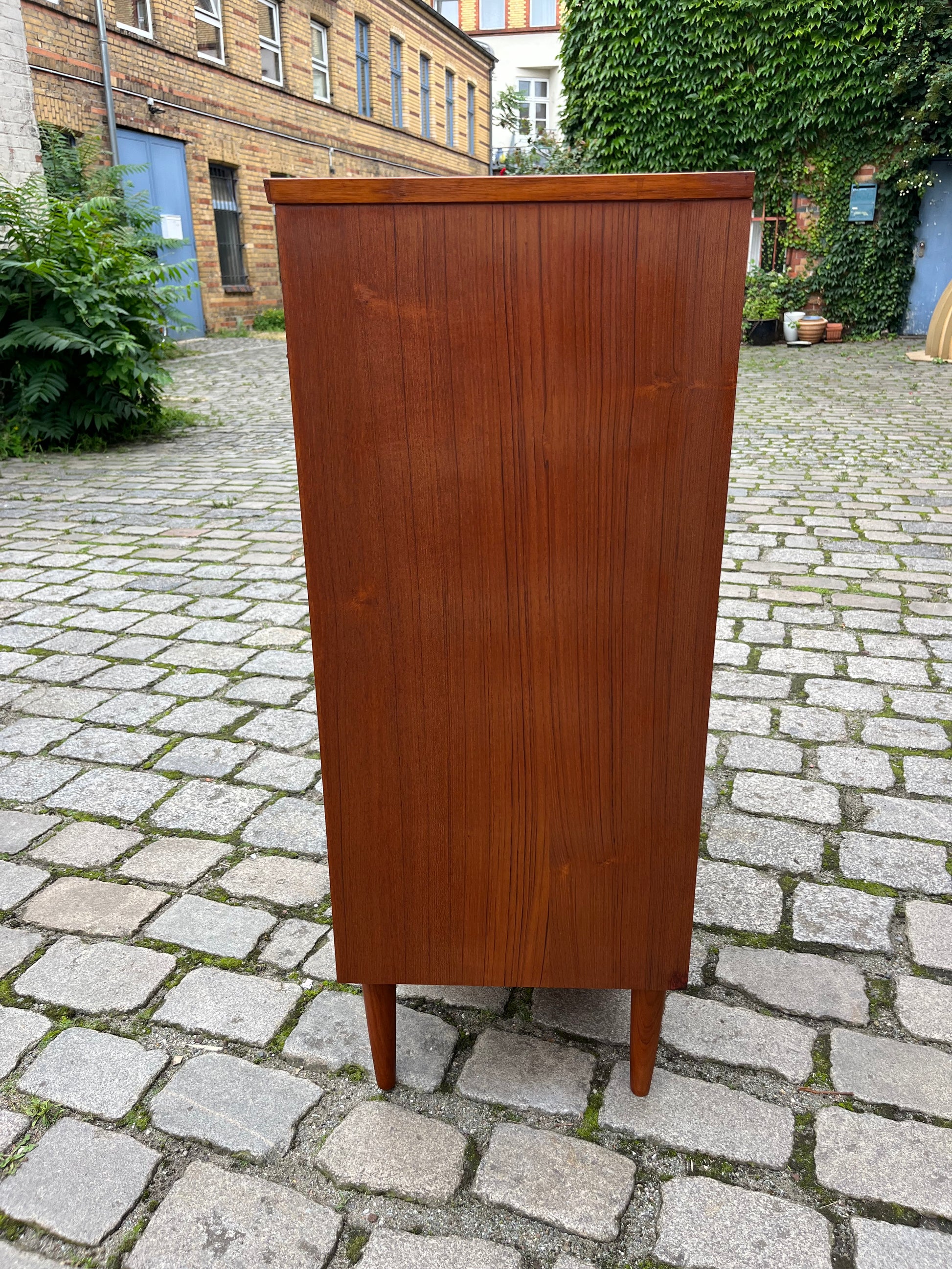 Kommode Teak mit geschwungenen Griffen