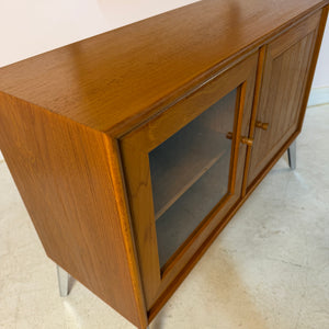 Kleiner Schrank mit Vitrine und Tür rechts von Dyrlund