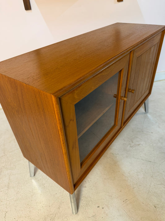 Kleiner Schrank mit Vitrine und Tür rechts von Dyrlund
