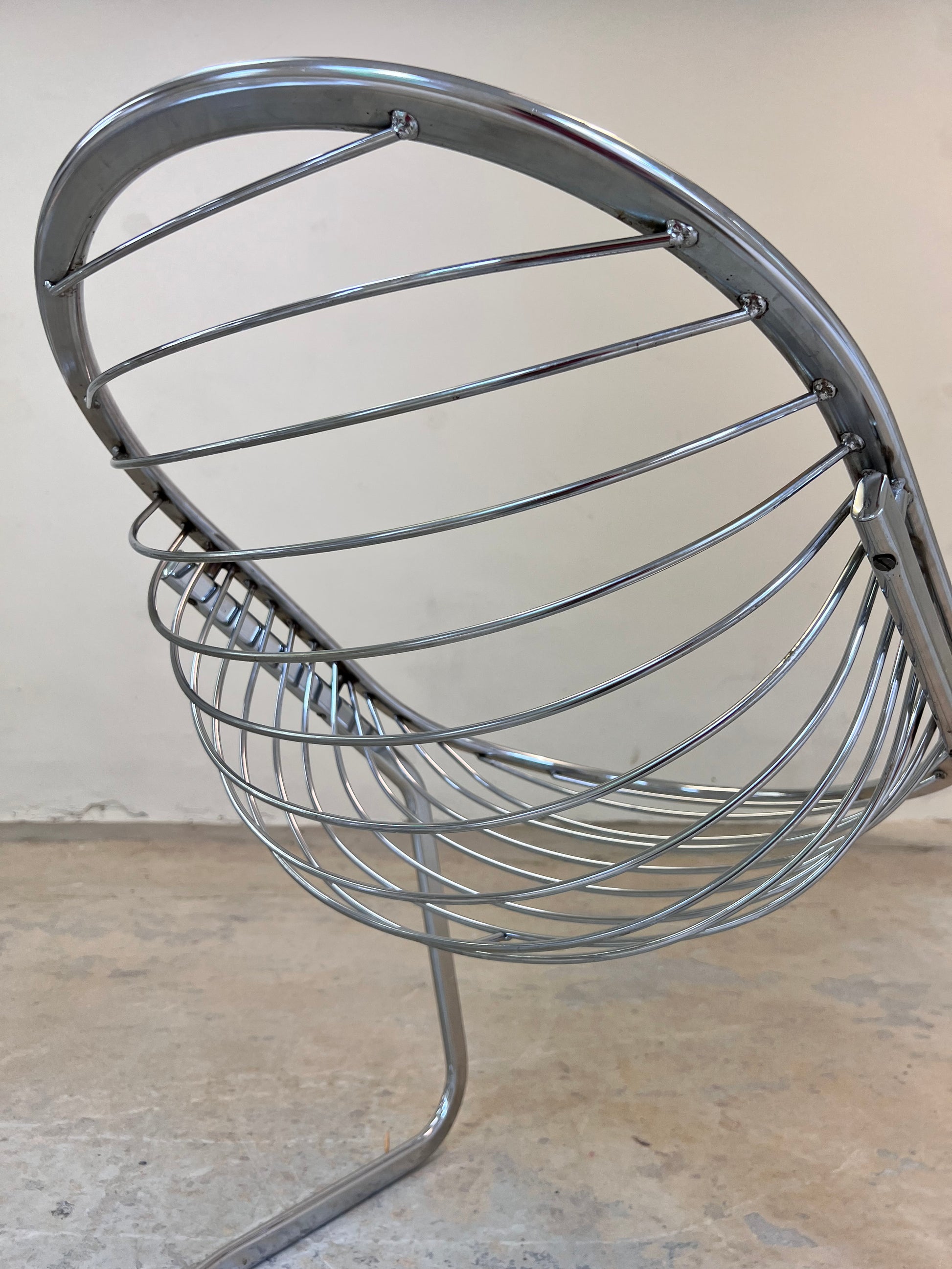 Freischwinger Modell Egg Chair mit Fell von Gastone Rinaldi