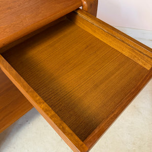 Beistelltisch Teak mit Schubladen & Ablage aus Dänemark