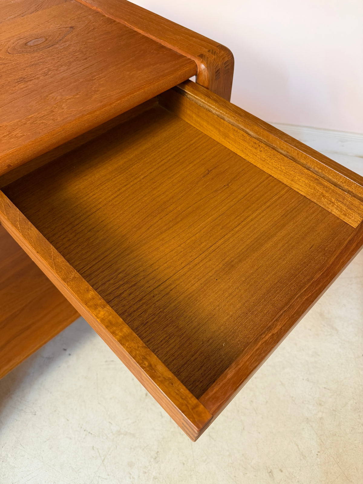 Beistelltisch Teak mit Schubladen & Ablage aus Dänemark