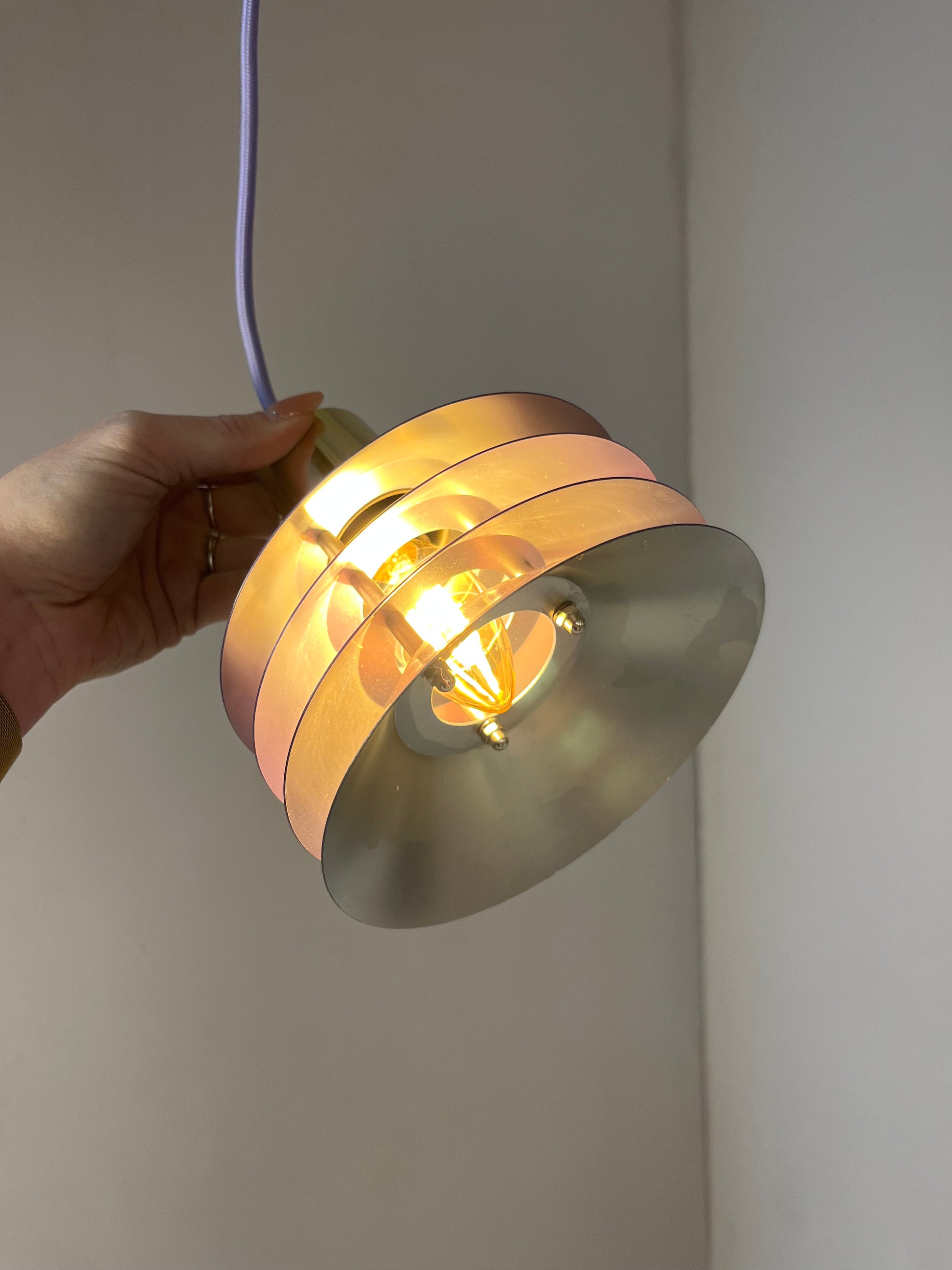 Lamellenlampe Modell Siam lila silber von Design Light