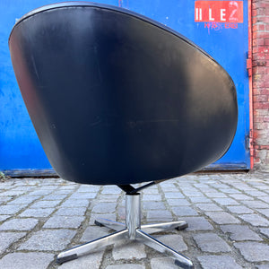 Cocktailsessel Kunstleder mit beigem Fellkissen