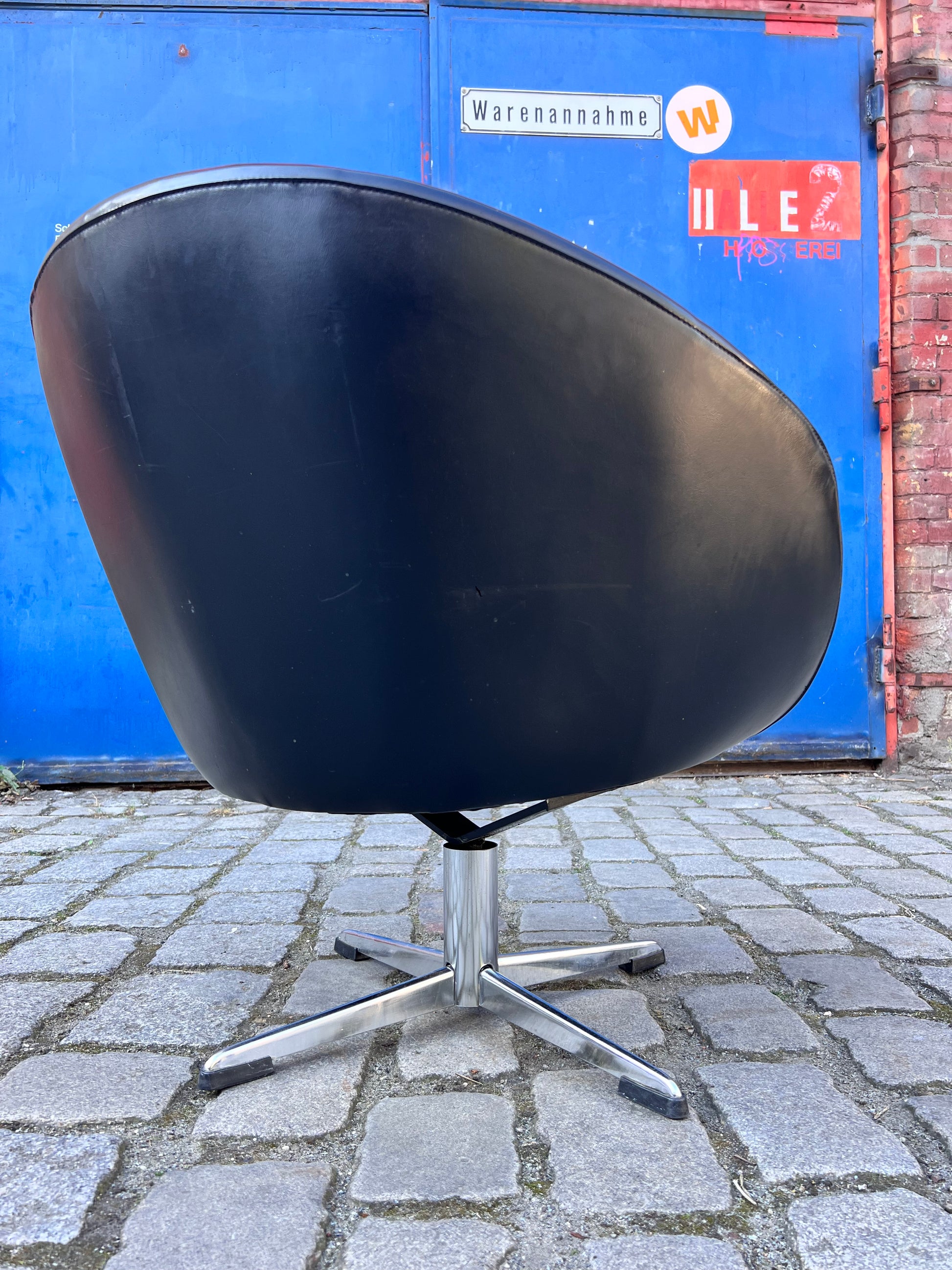 Cocktailsessel Kunstleder mit beigem Fellkissen