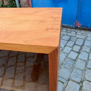 Vitrine Nussbaum mit neuen Chromfüßen von Störmer & Sohn