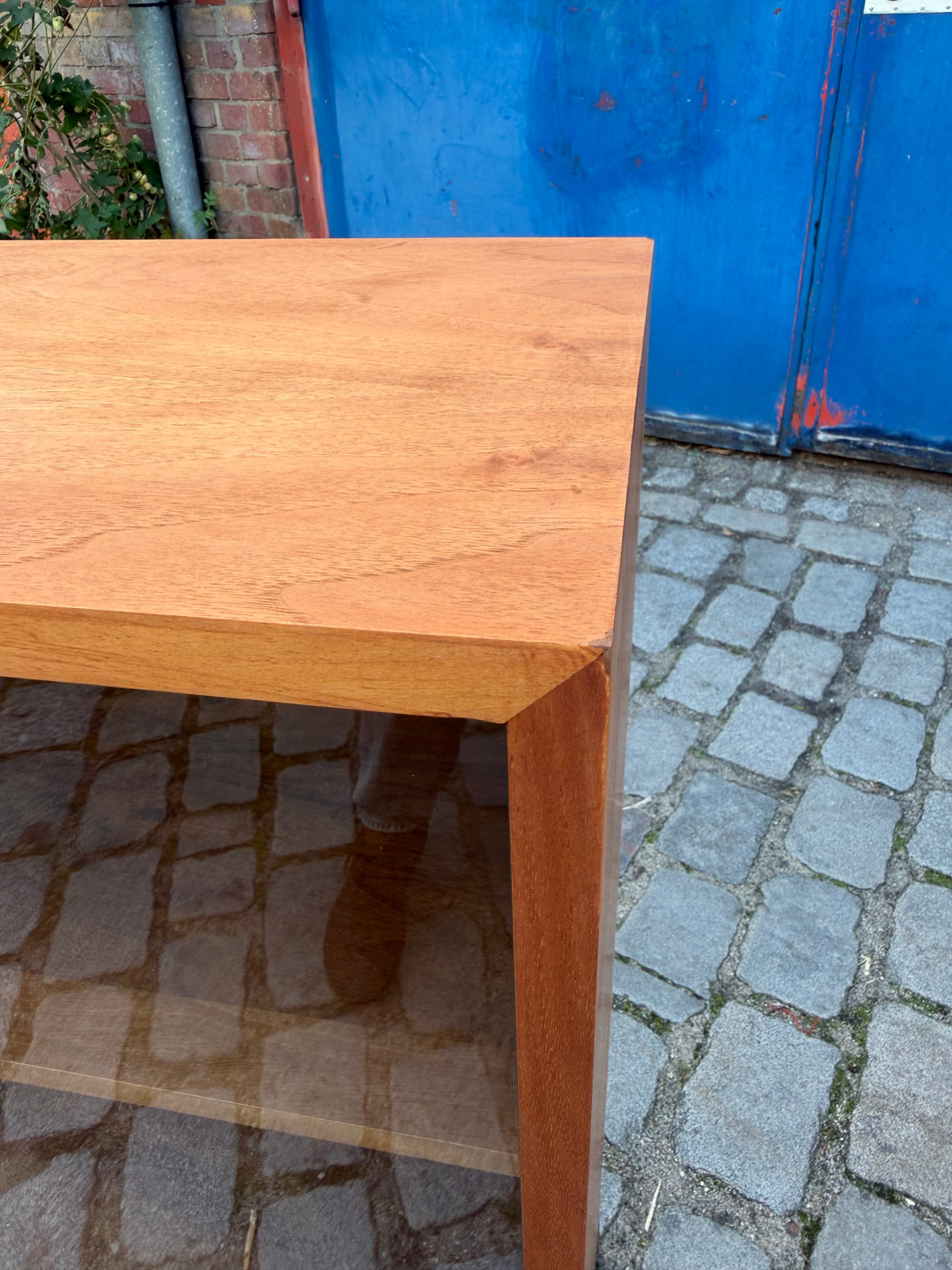 Vitrine Nussbaum mit neuen Chromfüßen von Störmer & Sohn