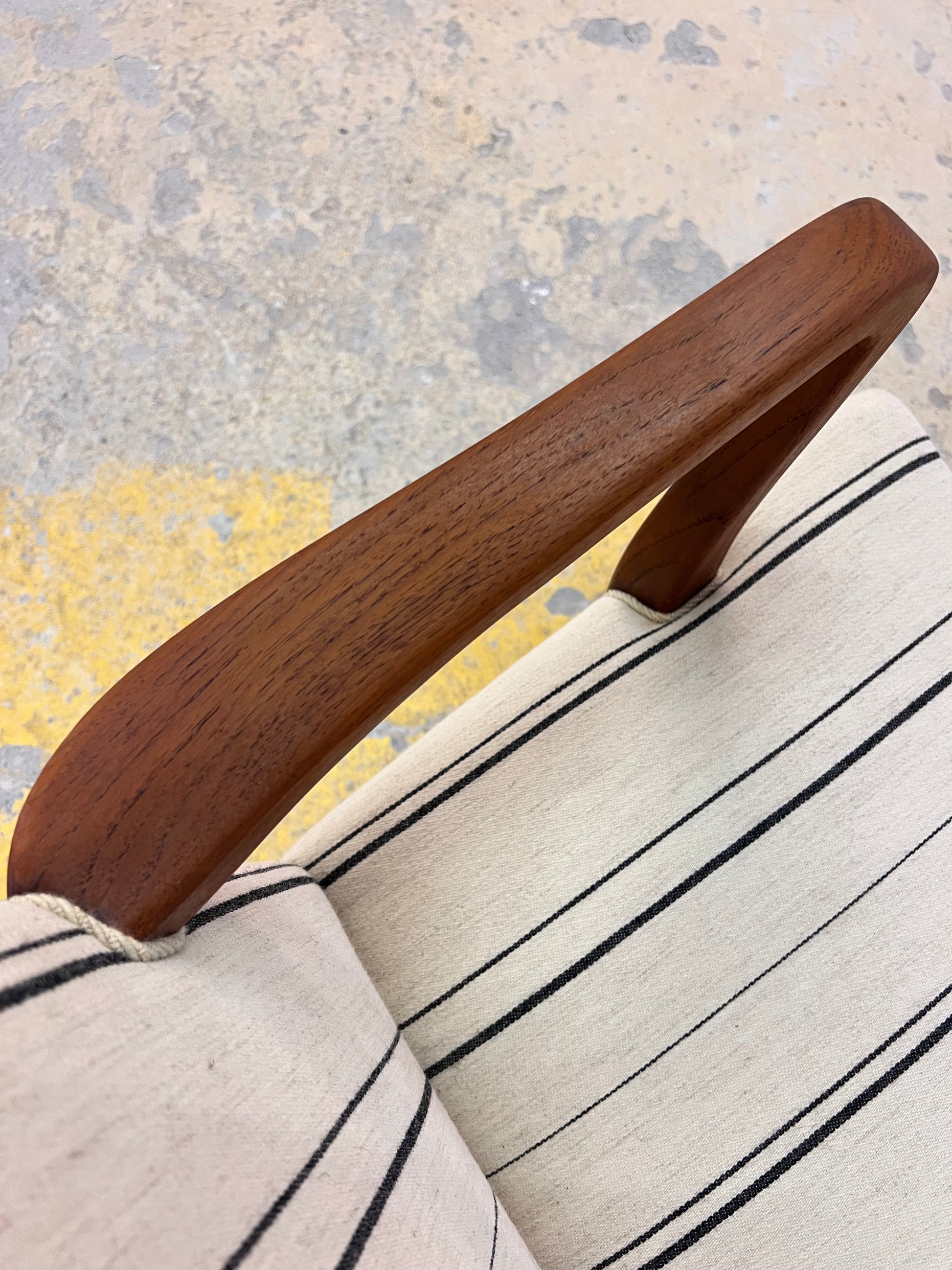 Armlehnstuhl mit paspeliertem Polster aus Dänemark