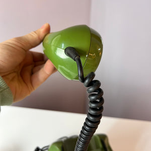 Telefon grün mit Wählscheibe und Kabel