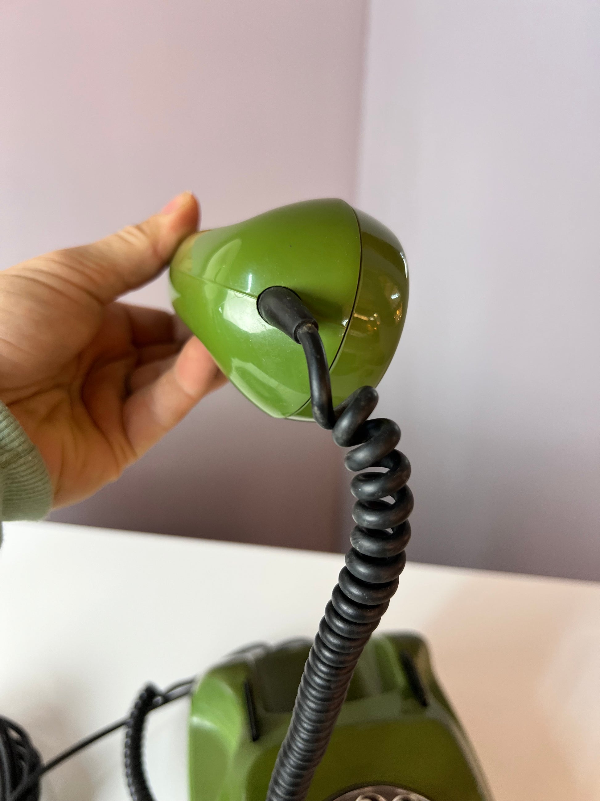 Telefon grün mit Wählscheibe und Kabel