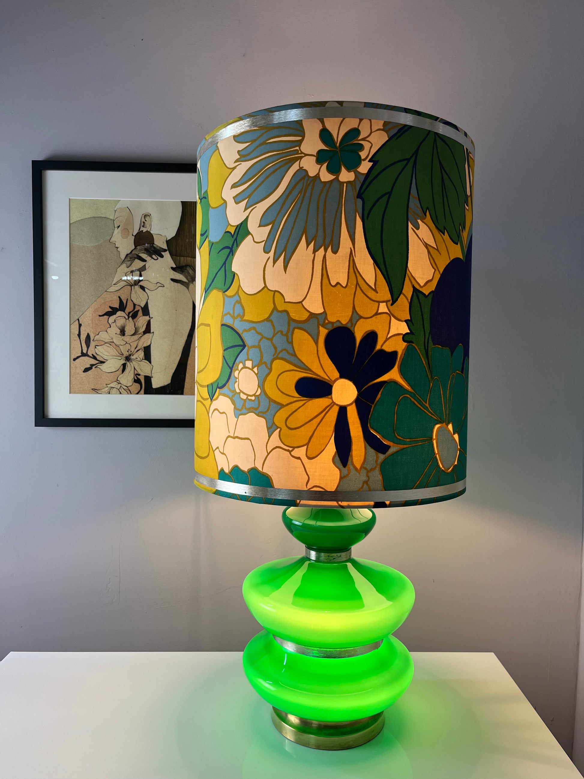 Tischlampe grün mit leuchtendem Glasfuß und floralem Schirm von Doria