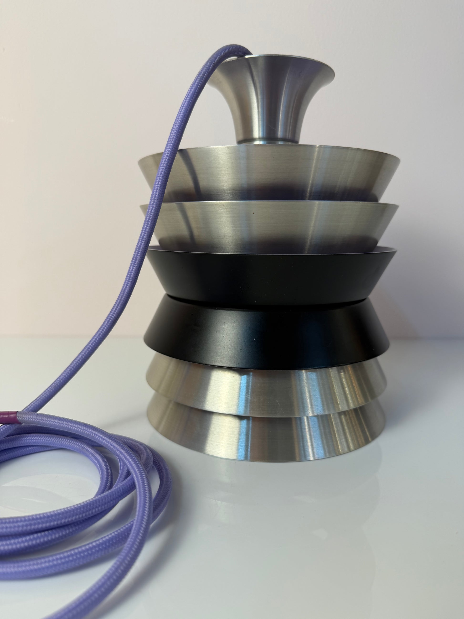 Lamellenlampe Trava silber schwarz lila von Carl Thore für Granhaga