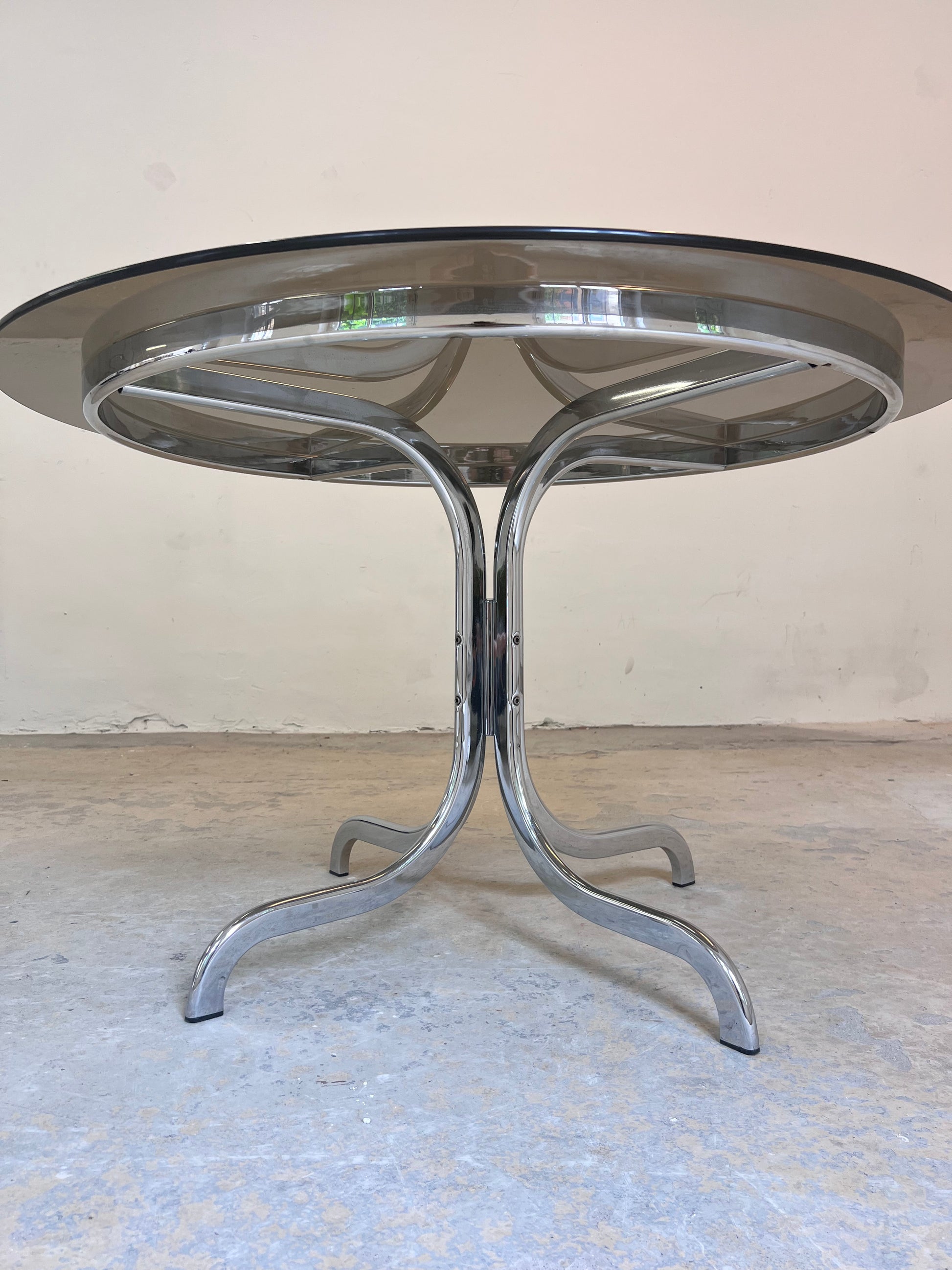 Runder Esstisch getöntes Glas & Chrom mit rundem Tragrahmen