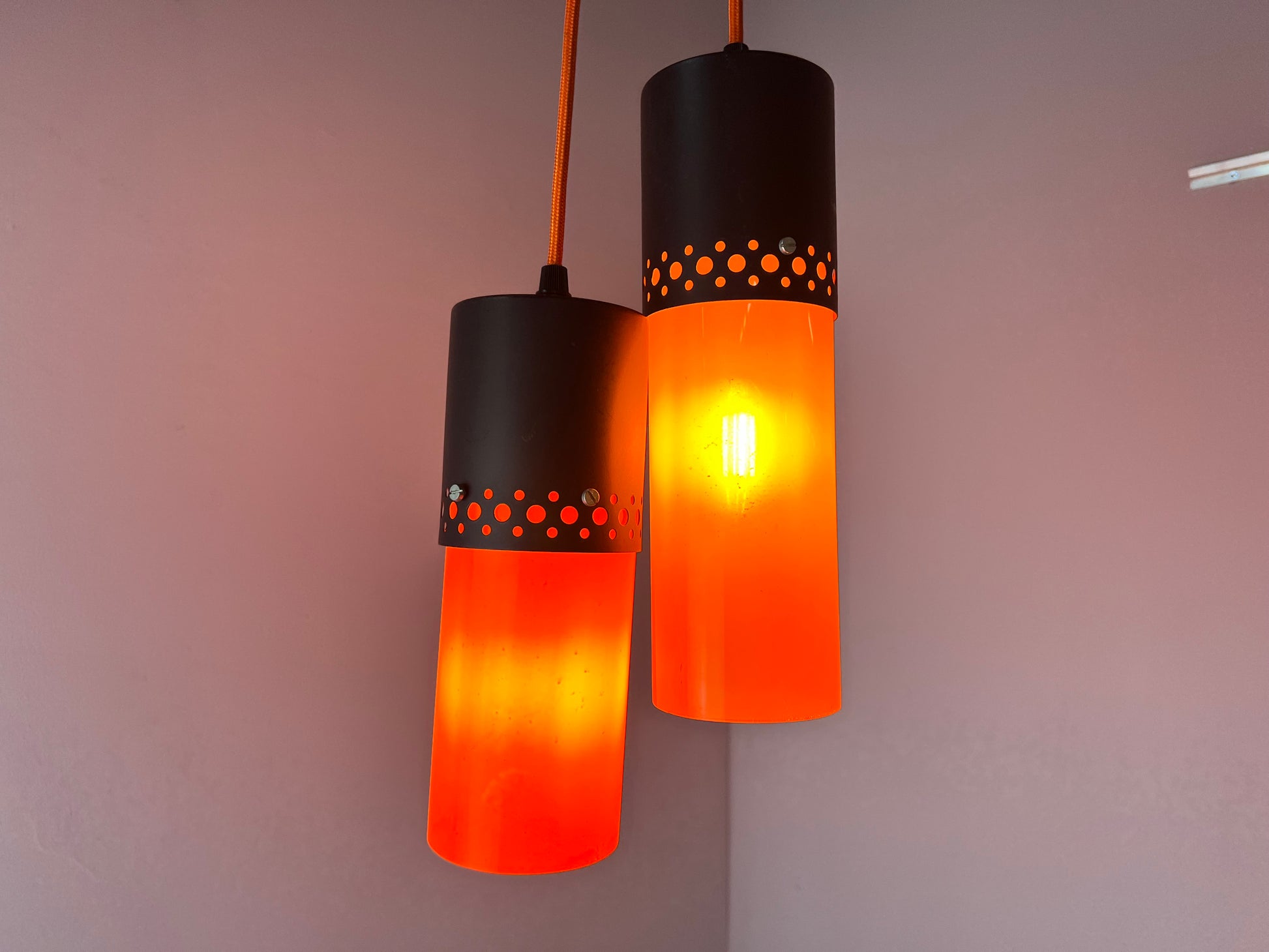 Hängelampe orange schwarz Kunststoff Metall