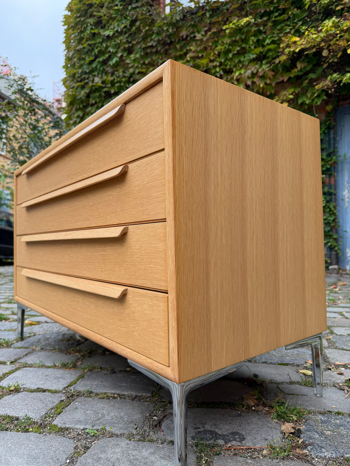 Kommode Eiche mit neuen Chromfüßen von WK Möbel