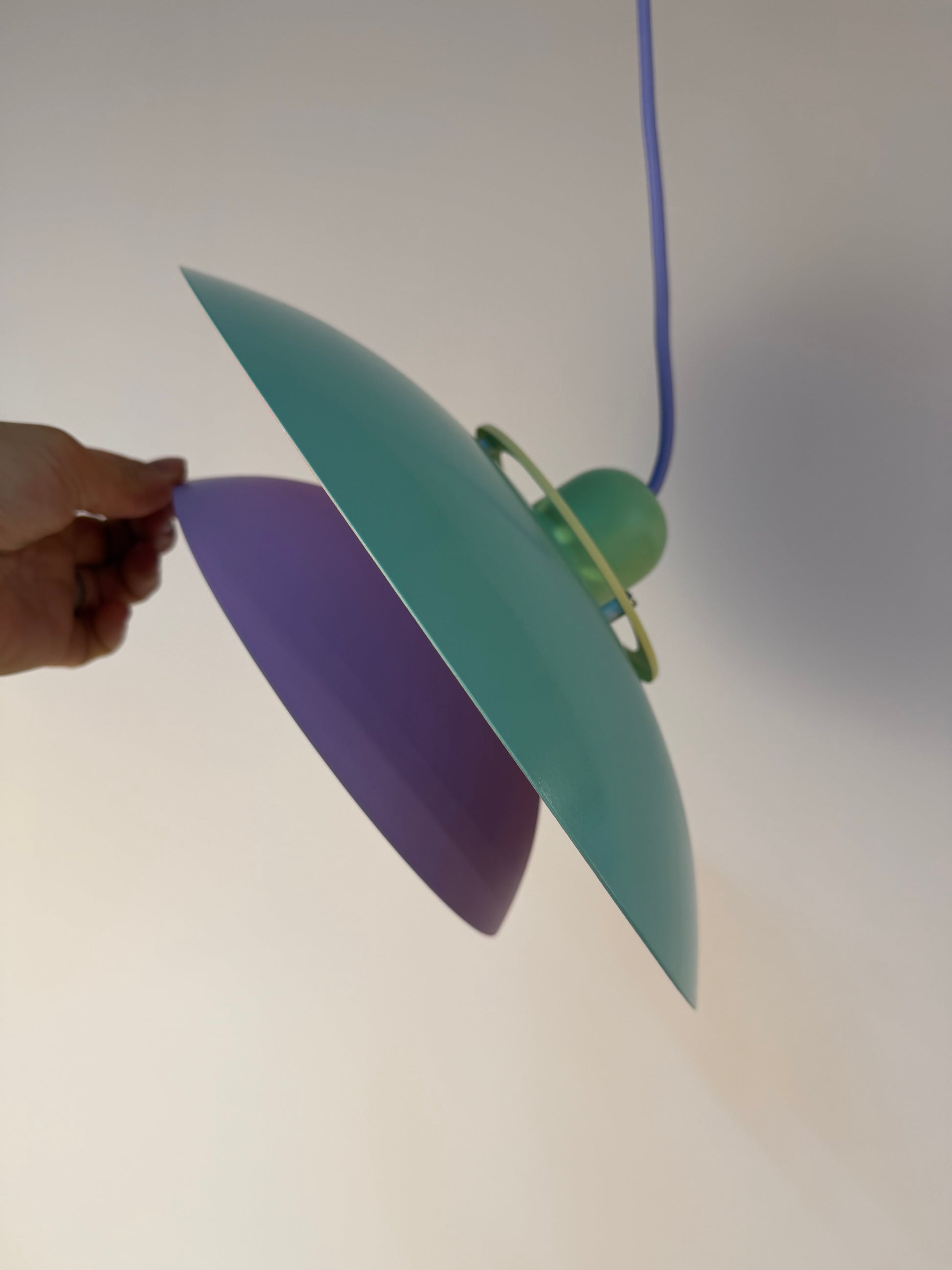 Lamellenlampe neu lackiert flieder türkis aus Dänemark