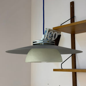 Lamellenlampe silbergrau mit marmoriertem Glasschirm aus Dänemark