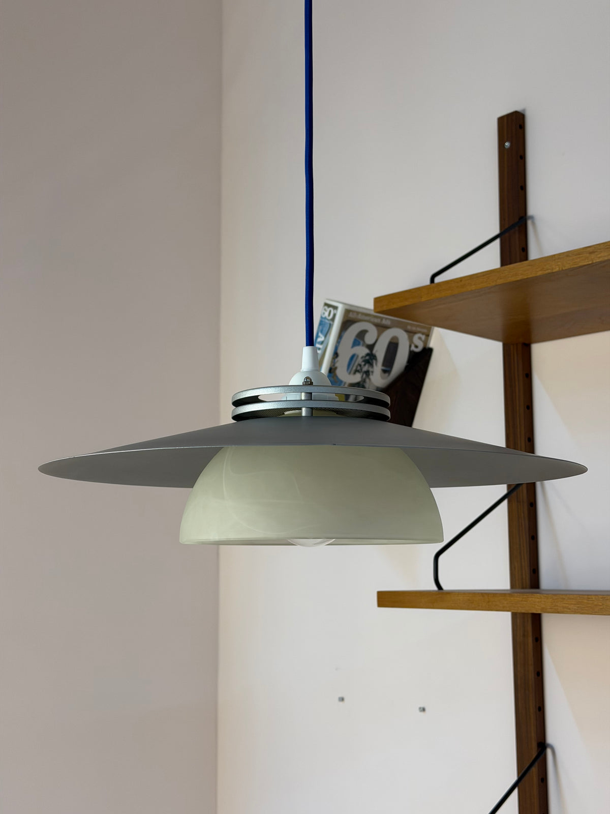Lamellenlampe silbergrau mit marmoriertem Glasschirm aus Dänemark