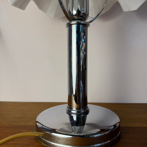 Tischlampe mit gewelltem Glasschirm & Chrom