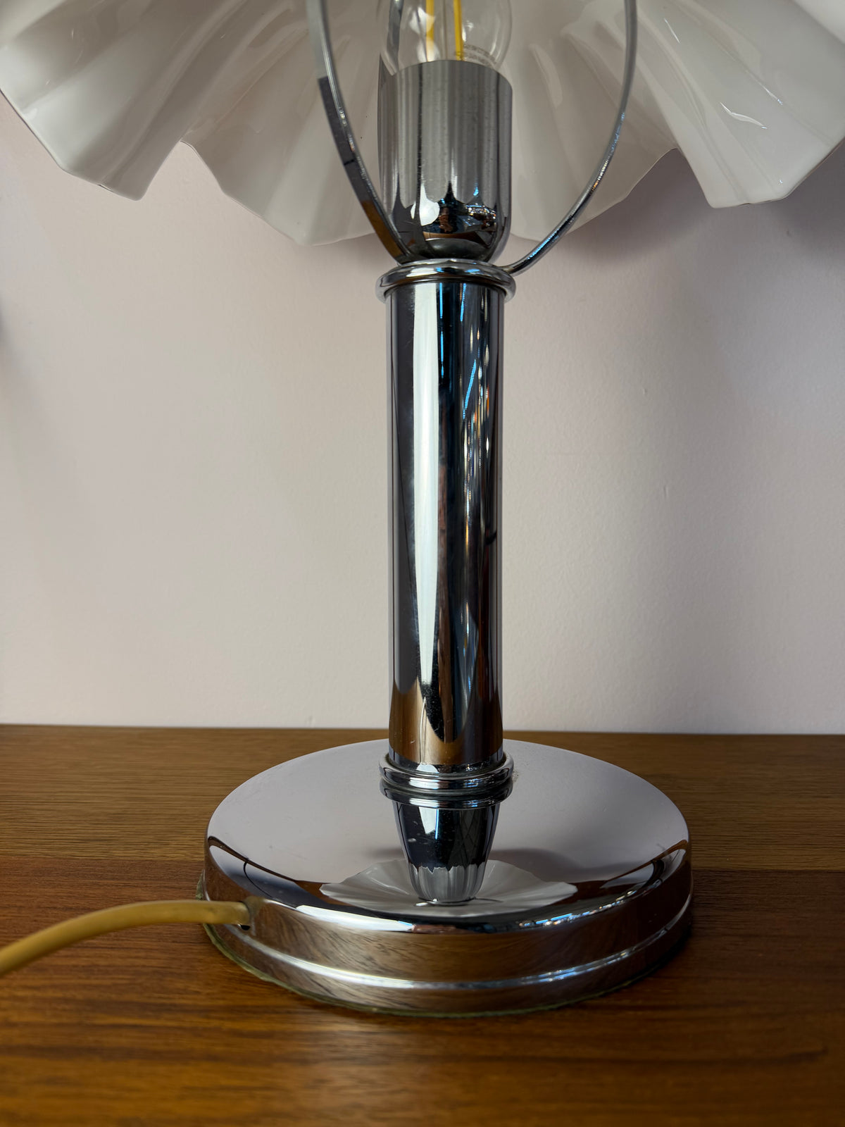 Tischlampe mit gewelltem Glasschirm & Chrom