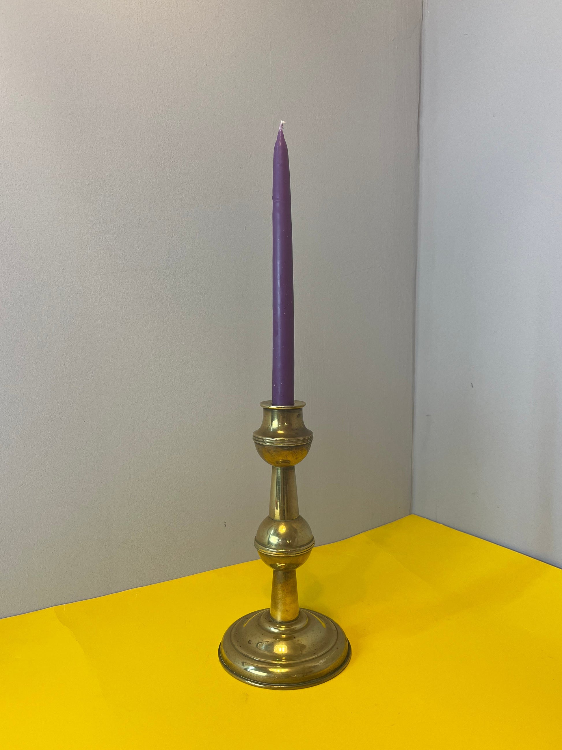 Hoher Kerzenständer aus Messing