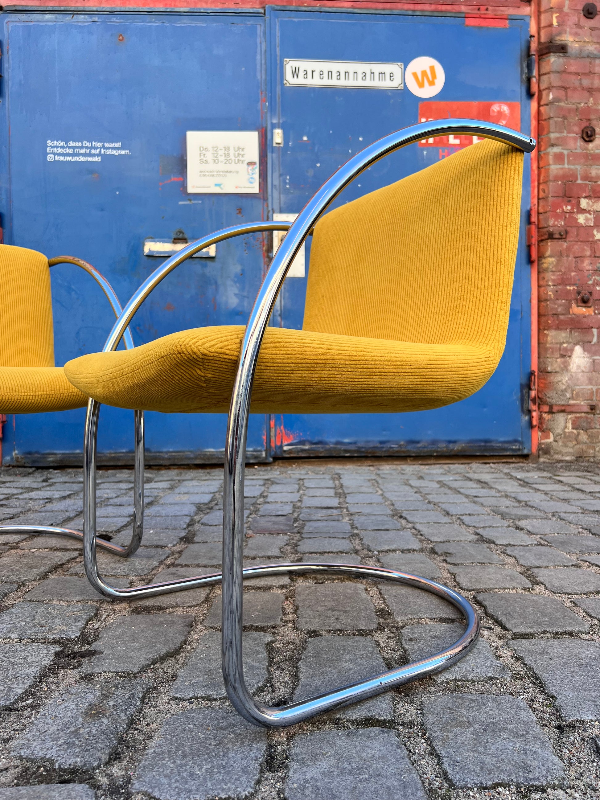 Freischwinger „Lens“ senfgelb Cord & Chrom von Giovanni Offredi für Saporiti Italia