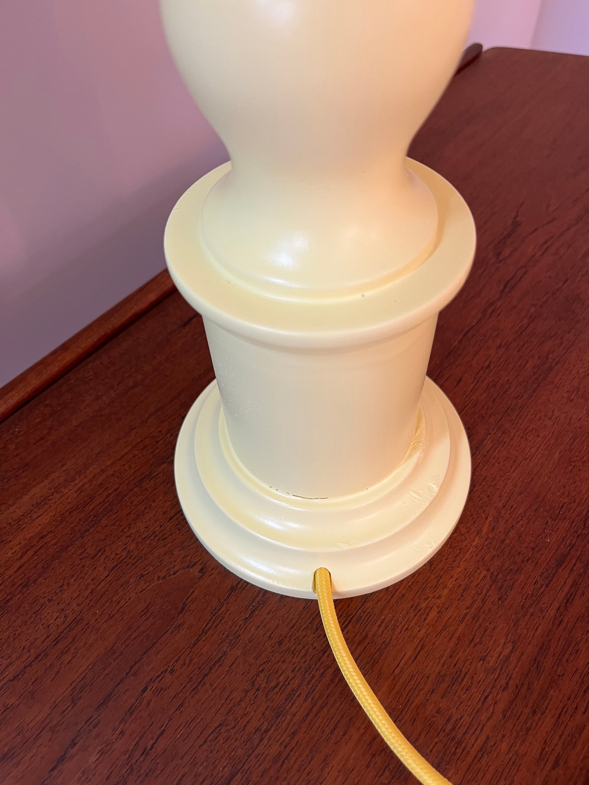 Tischlampe butteryellow neu lackiert
