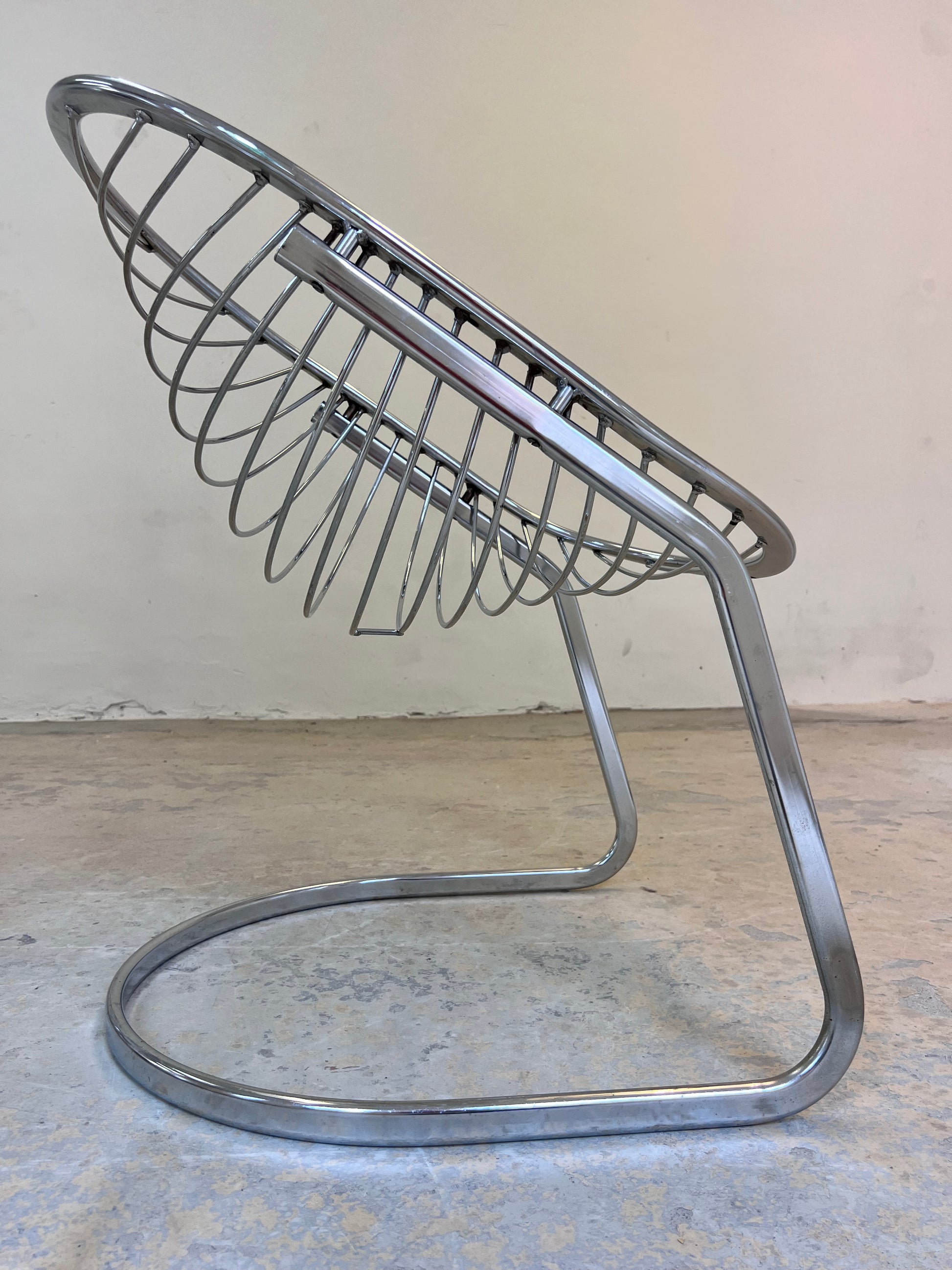 Freischwinger Modell Egg Chair mit Fell von Gastone Rinaldi