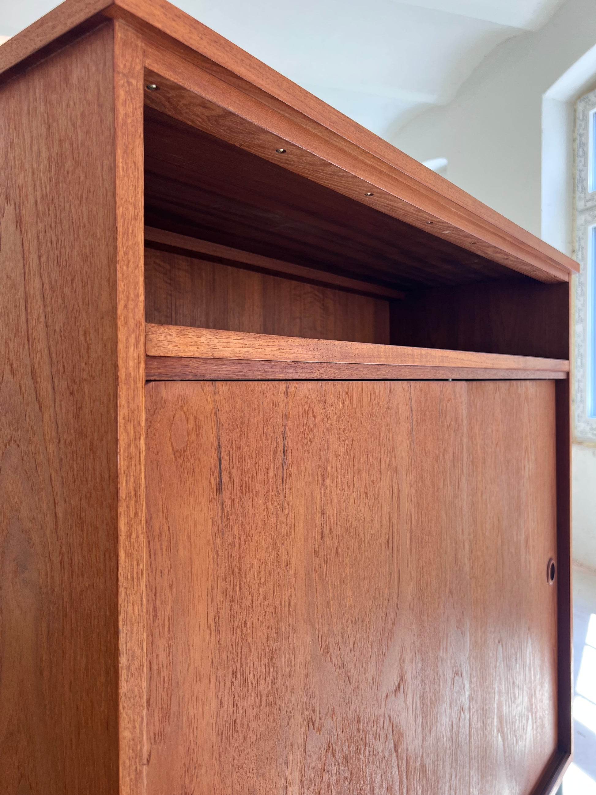 Schrank Teak mit Schiebetüren aus Dänemark
