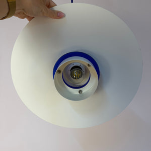 Lammellenlampe weiß mit blauem Akzent aus Dänemark