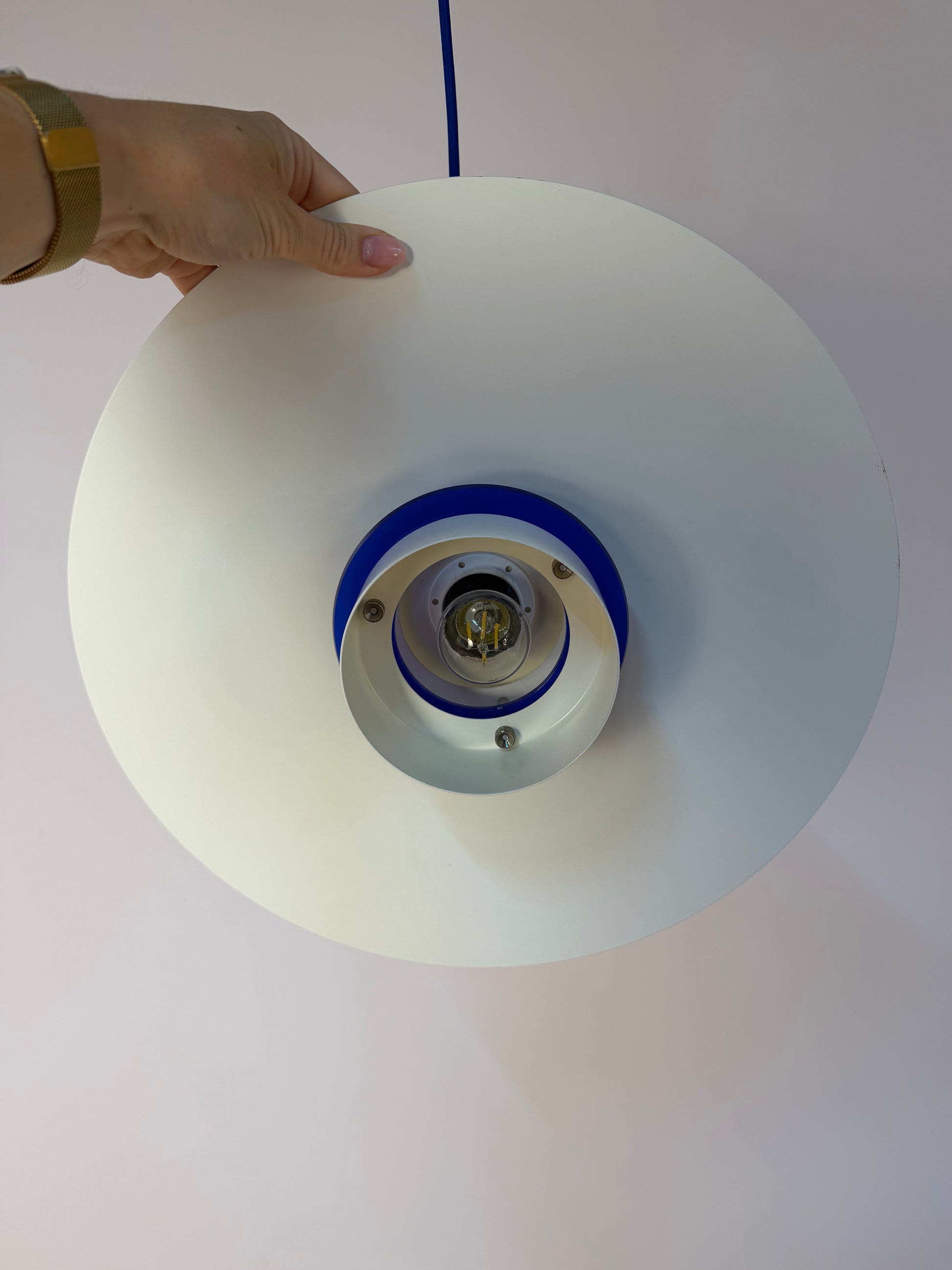 Lammellenlampe weiß mit blauem Akzent aus Dänemark