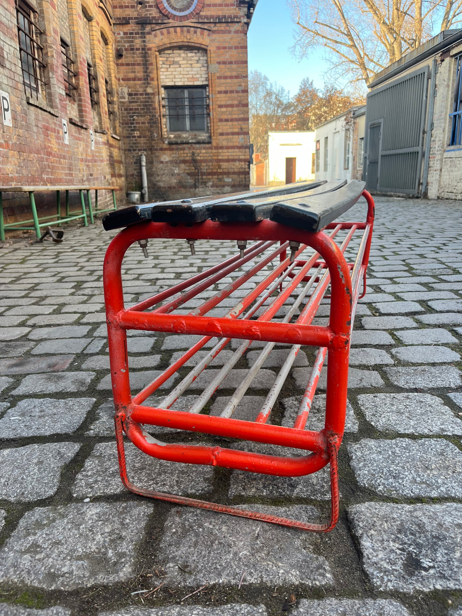 Bank mit Schuhablage orange schwarz aus Tschechien Industrial Design