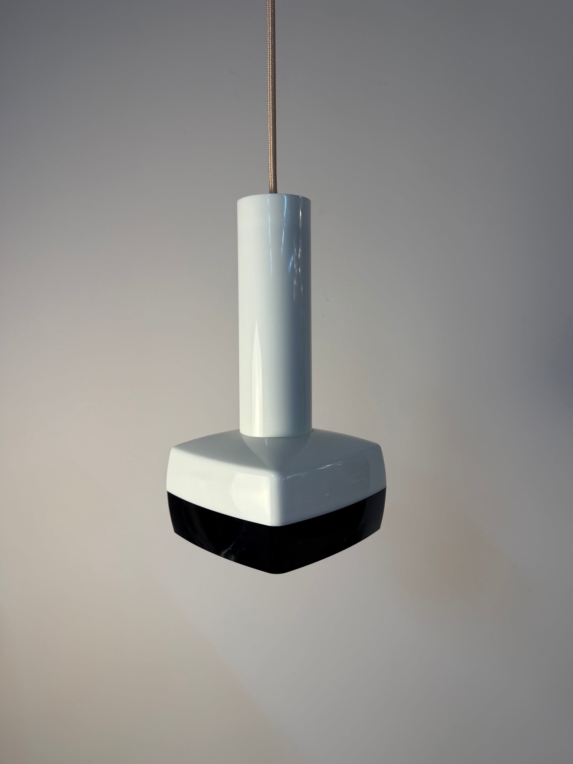 Hängelampe schwarz weiß von Bent Karlby für Schrøder-Kemi