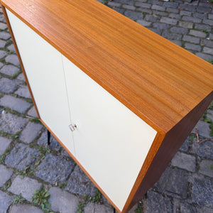 Schrank mit Schloss & neuen Hairpinlegs