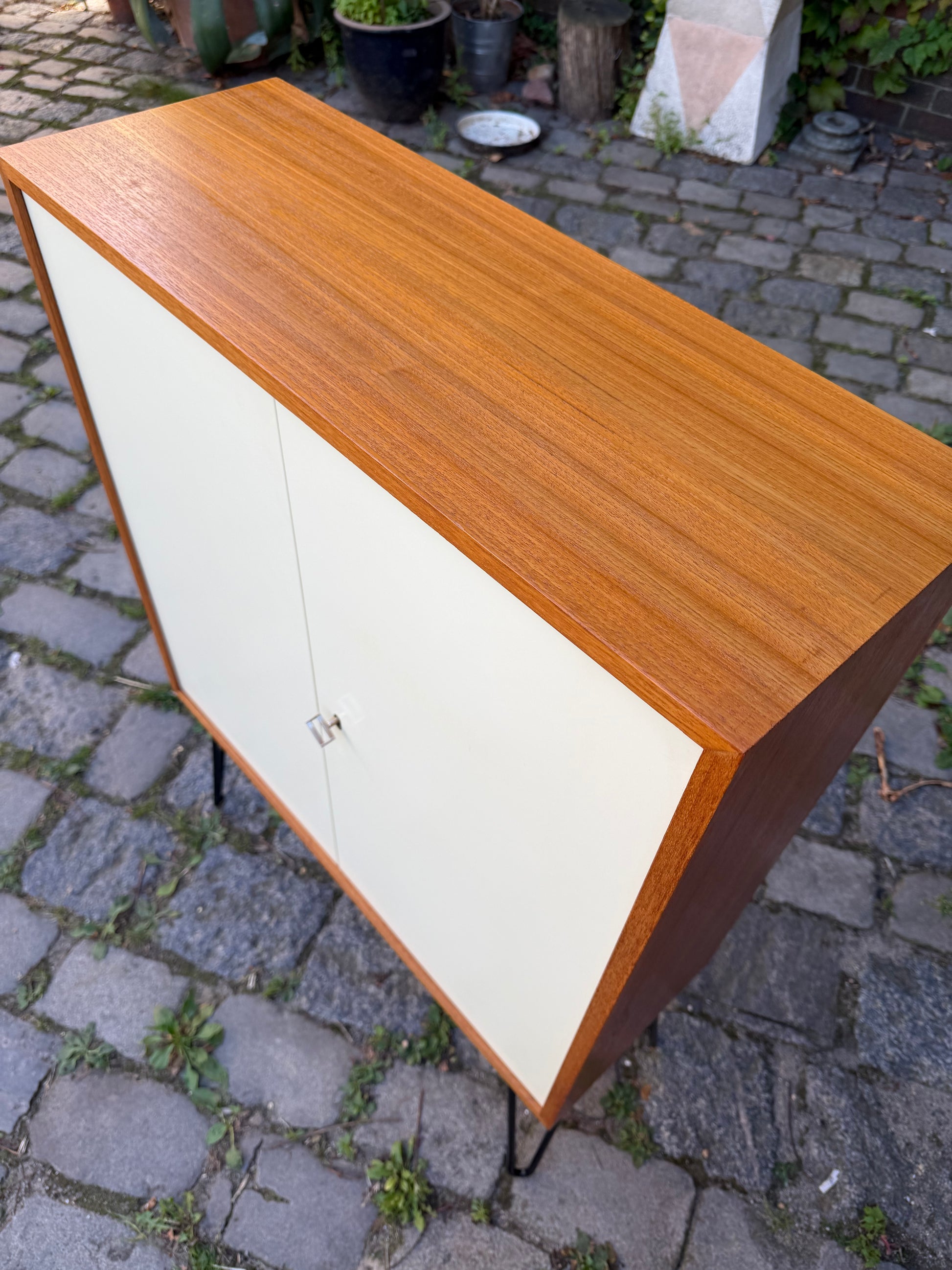 Schrank mit Schloss & neuen Hairpinlegs