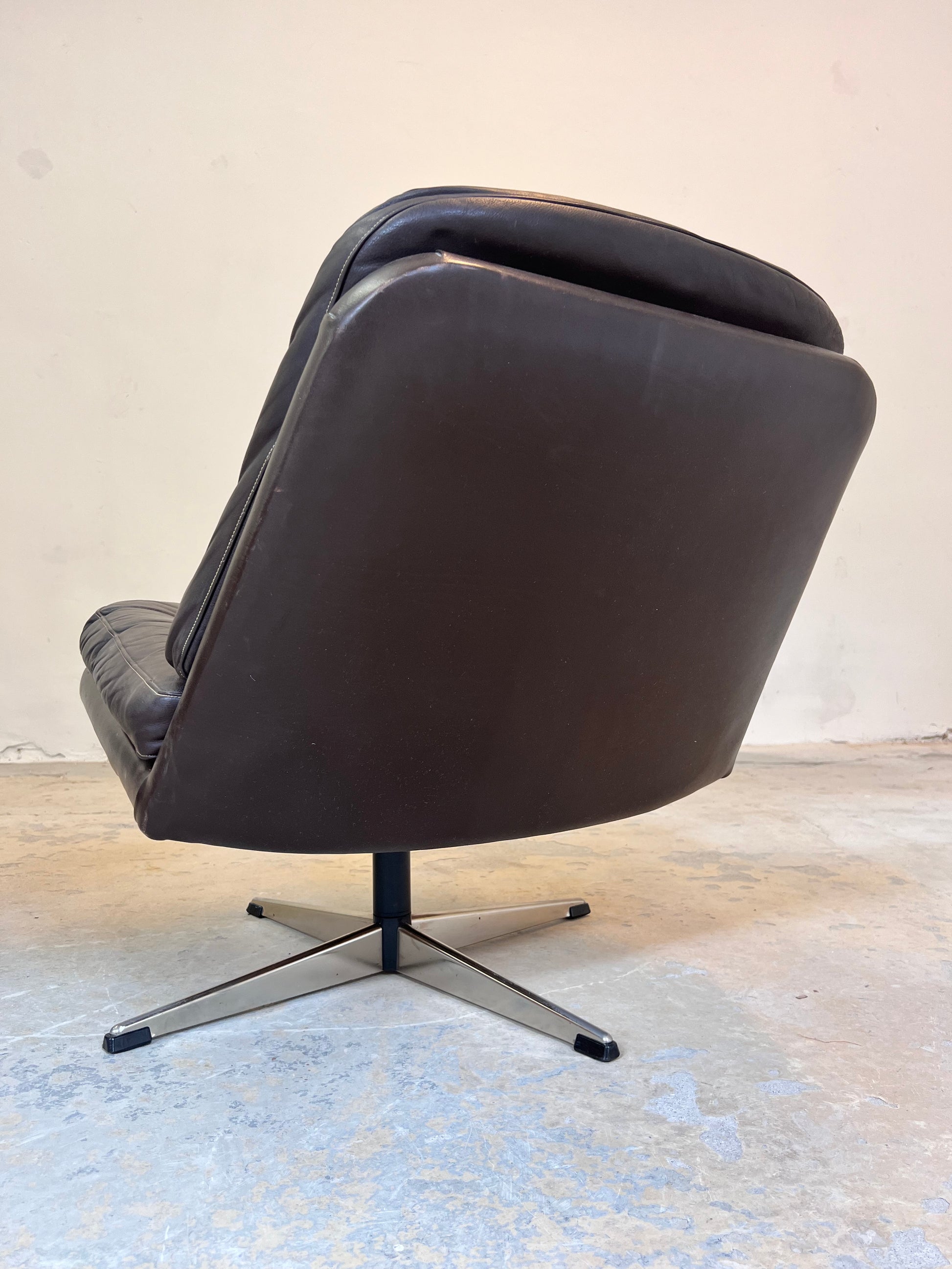 Drehbarer Sessel dunkelbraun Echtleder aus Dänemark