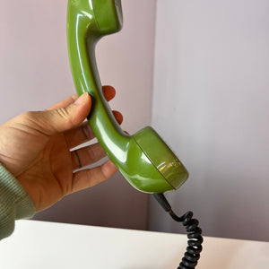 Telefon grün mit Wählscheibe und Kabel