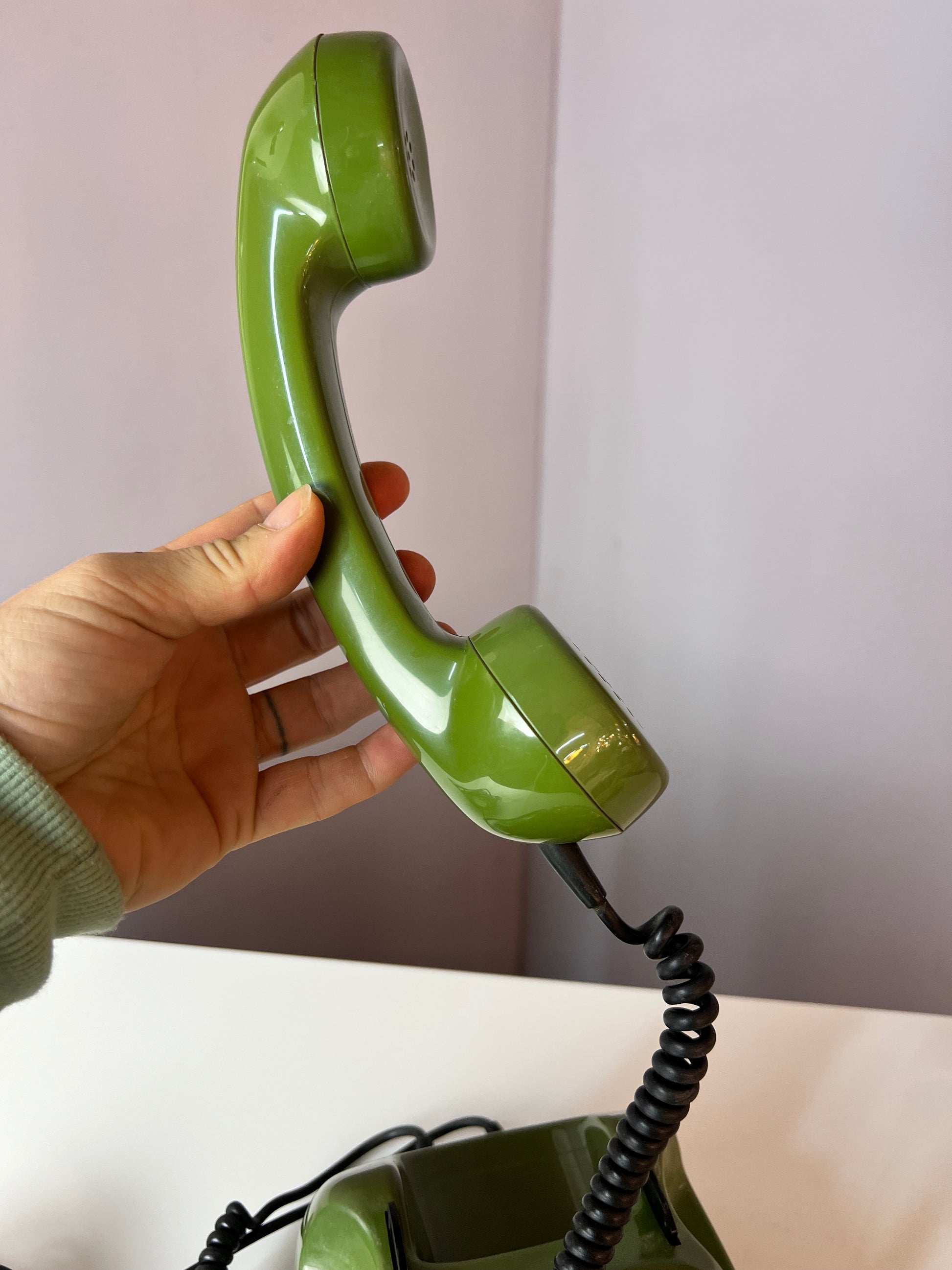 Telefon grün mit Wählscheibe und Kabel