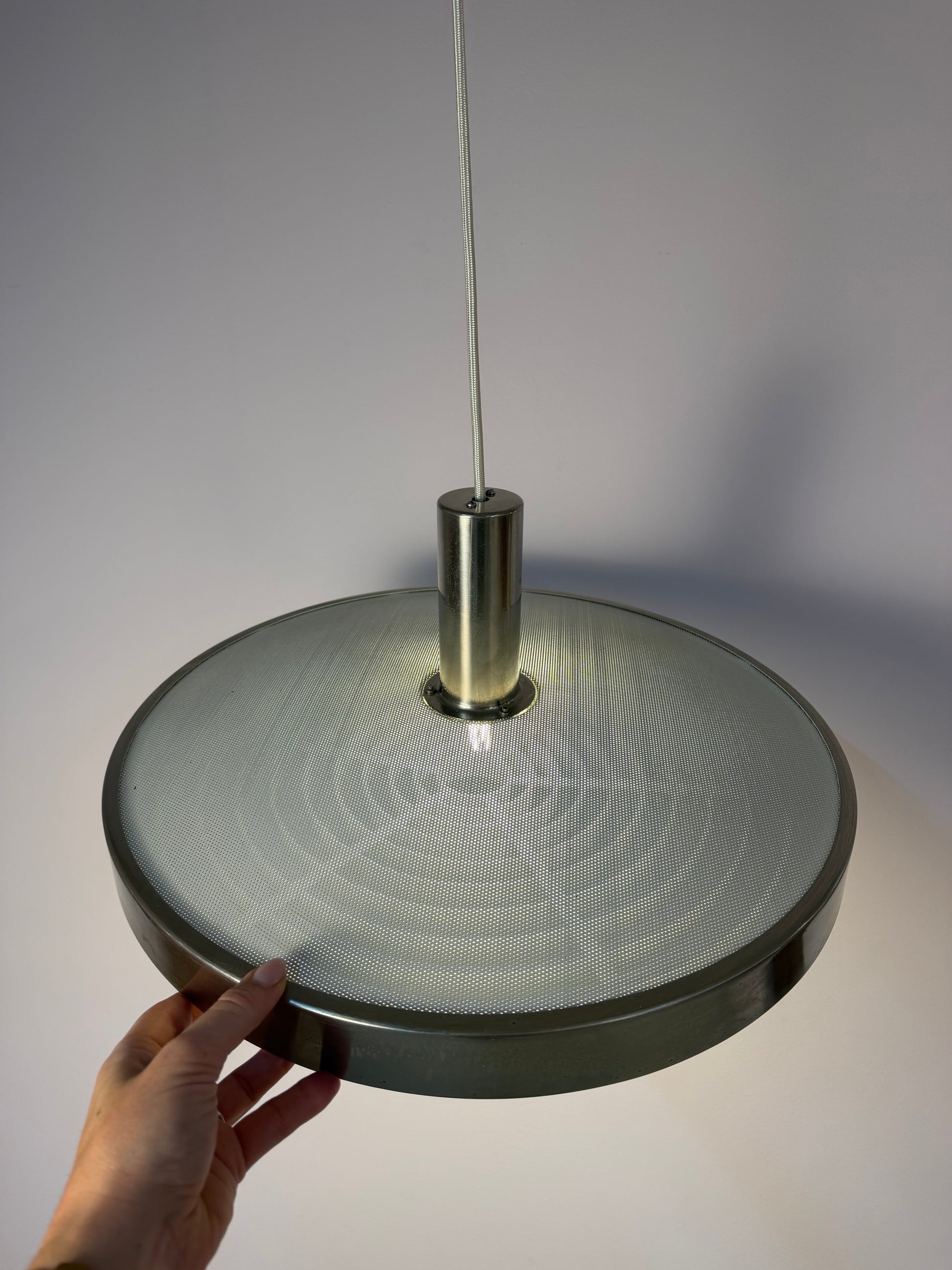 Hängelampe silber weiß mit Gitteroptik aus Dänemark