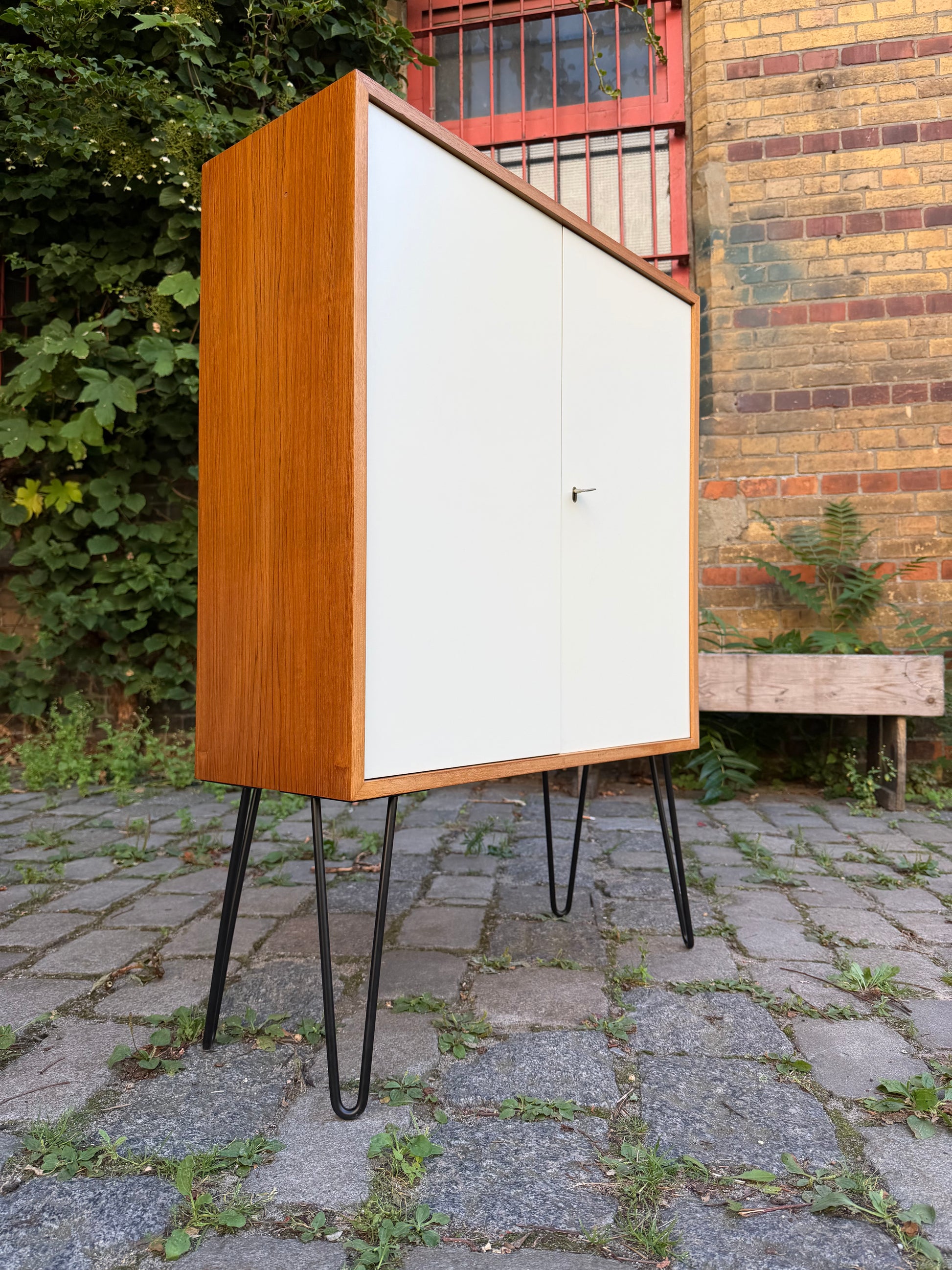 Schrank mit Schloss & neuen Hairpinlegs