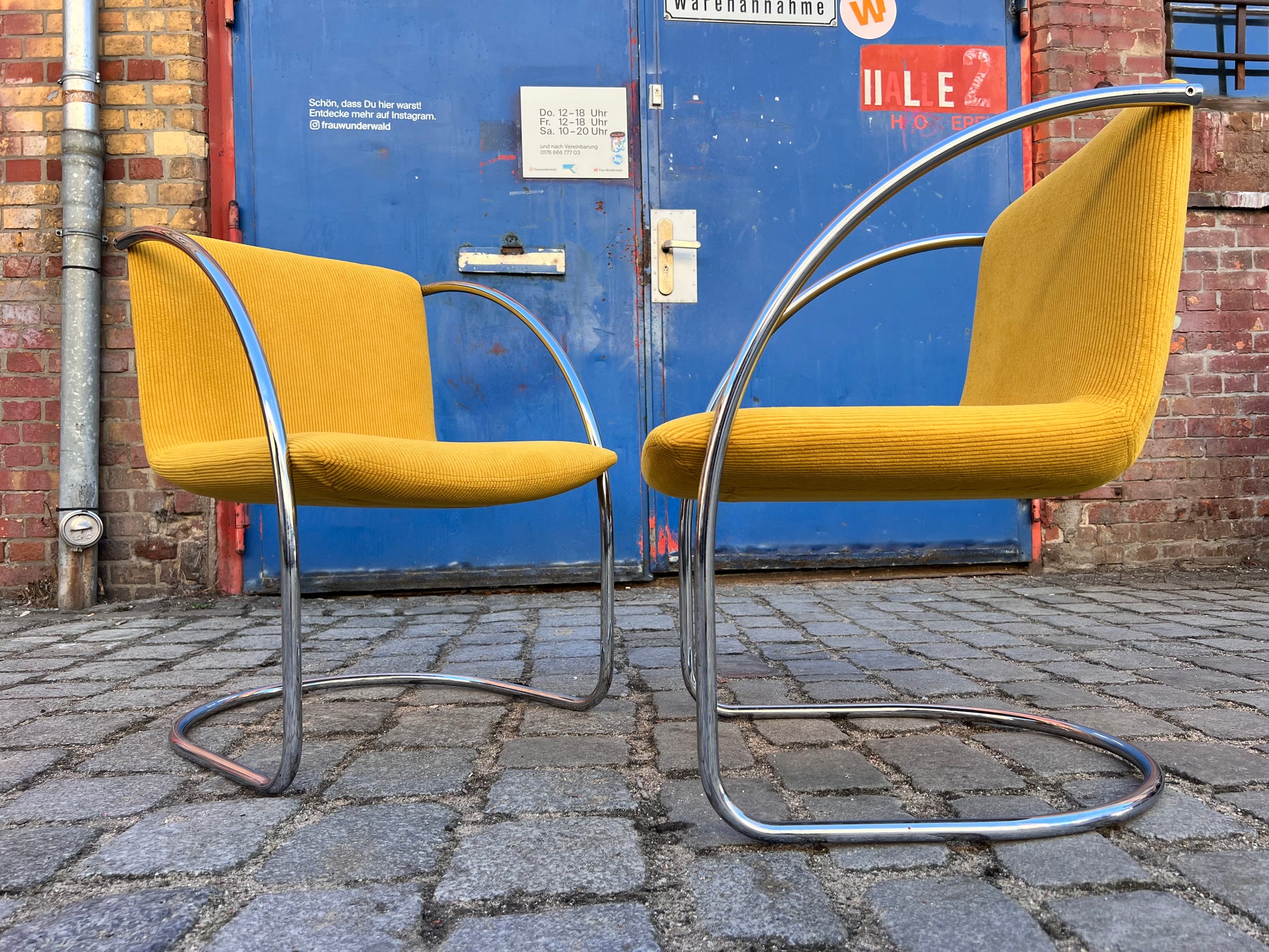 Freischwinger „Lens“ senfgelb Cord & Chrom von Giovanni Offredi für Saporiti Italia