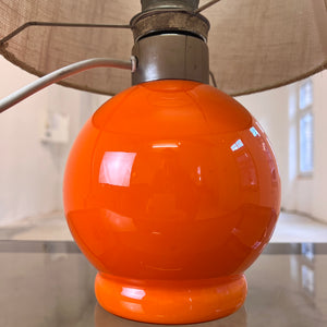 Tischlampe orange mit leuchtendem Glasfuß