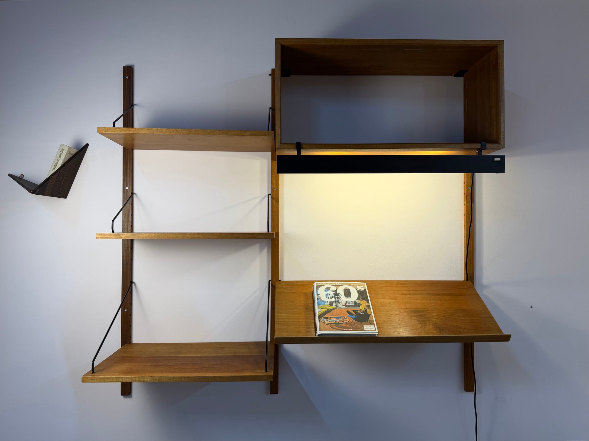 Wandregal Royal System Teak mit Lampe von Poul Cadovius
